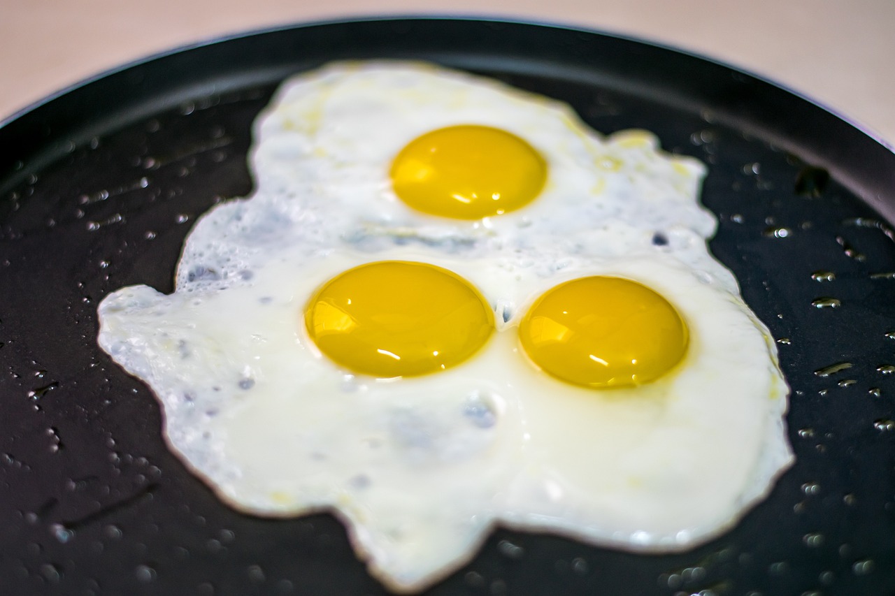 Is Frying Eggs Healthy? Oils, Tips, and Nutritional Facts 3